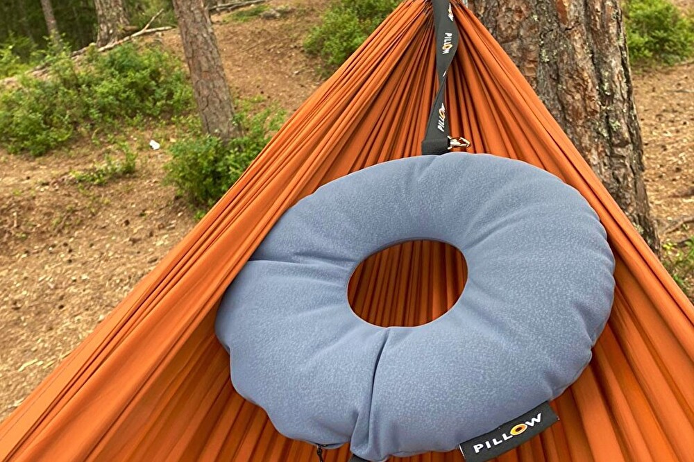 ハンモック用の枕にできるストラップ付きのドーナツ型のトラベルピロー